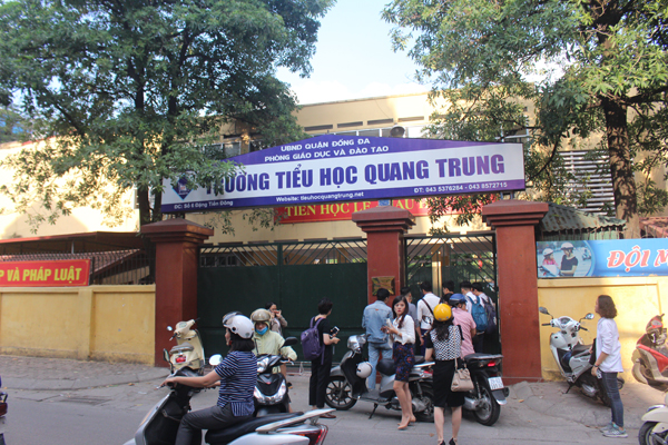   Rất đông phụ huynh, người dân xôn xao khi nghe thông tin học sinh lớp 2 Tiểu học Quang Trung bị phạt tát 50 cái.  