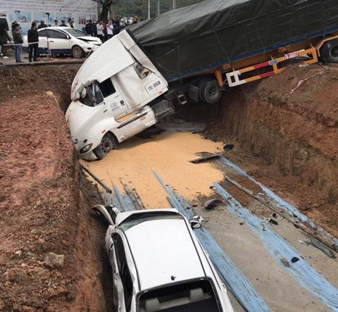 Xe Container gây tai nạn liên hoàn trước cổng viện Sản Nhi Quảng Ninh 0