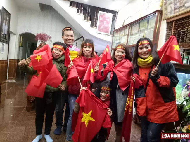 Fan hâm mộ tại nhà Quang Hải xua tan mưa rét như thế này 0