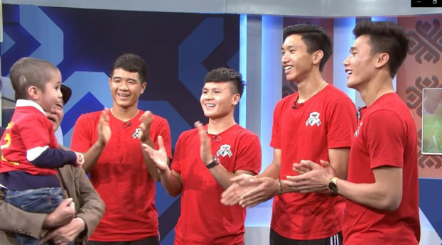   Bé Tôm được gặp 4 cầu thủ của tuyển Việt Nam trong chương trình Điều ước thứ 7.  