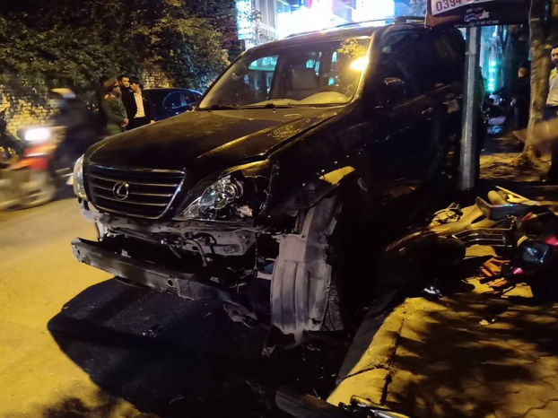 Hà Nội: Nữ tài xế xe Lexus gây tai nạn liên hoàn, hạ gục 10 xe máy có cả xe CSGT 2
