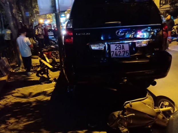 Hiện trường vụ nữ tài xế Lexus tông hàng loạt xe máy, ô tô ở Hà Nội 0