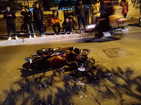 Hiện trường vụ nữ tài xế Lexus tông hàng loạt xe máy, ô tô ở Hà Nội 4