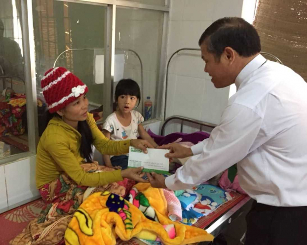   Đại diện Mai Linh tại Đắk Lắk thăm hỏi gia đình sản phụ.  