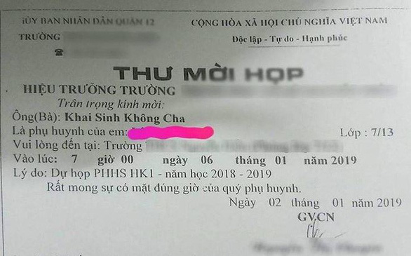   Cô giáo gửi thư mời họp phụ huynh ghi mời 'Ông (bà): Khai Sinh Không Cha'.  