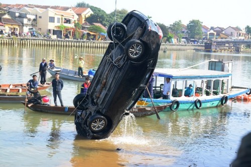   Chiếc xe ô tô lao xuống sông được trục vớt lên bờ.  