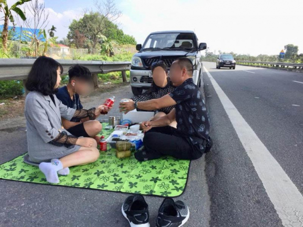   Cả gia đình bày tiệc ăn uống trên cao tốc Nội Bài - Lào Cai chiều Mồng 2 Tết.  
