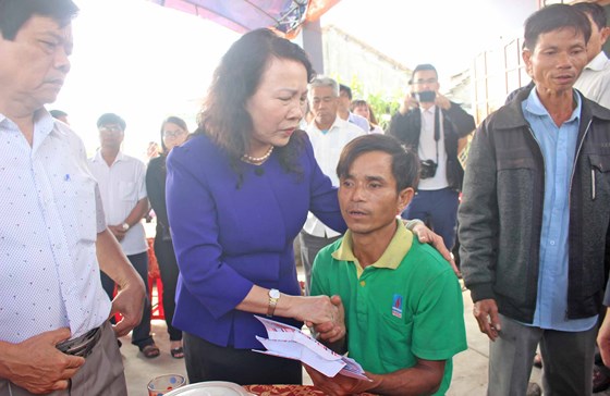   Thứ trưởng Bộ GD&ĐT Nguyễn Thị Nghĩa đến thăm hỏi gia đình học sinh đuối nước Mai Văn Công.  