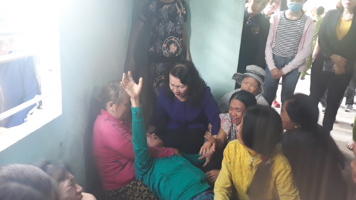 Lãnh đạo Bộ GD&ĐT chia sẻ nỗi đau với các gia đình có học sinh đuối nước ở Quảng Nam 1