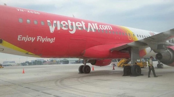   Tàu bay Vietjet Air bị bục lốp sau chuyến bay từ Phú Quốc về TP. HCM.  
