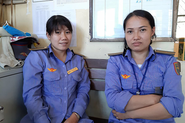   2 nữ nhân viên gác chắn Nguyễn Thị Minh và Đỗ thị Lan có hành động cứu bà cụ thoát khỏi 'thần chết'.  
