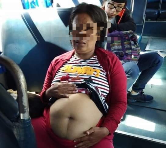   Người phụ nữ giả có thai sắp sinh để nhận lòng tốt của nhiều người trên xe buýt.  