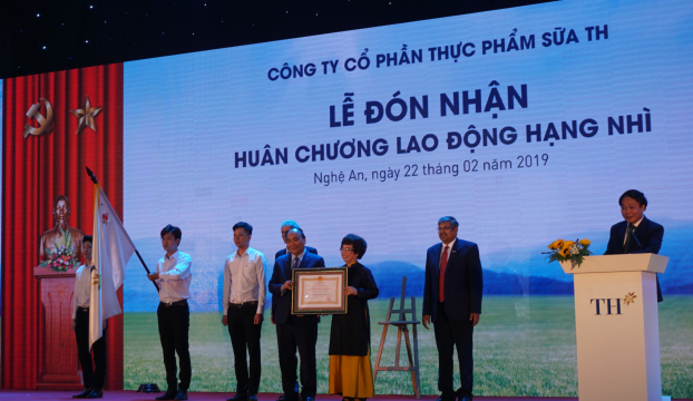   Thủ tướng Chính phủ Nguyễn Xuân Phúc trao tặng Huân chương Lao động hạng Nhì cho Công ty cổ phần sữa TH.  