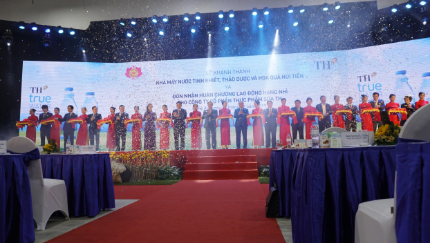   Thủ tướng Chính phủ Nguyễn Xuân Phúc và các lãnh đạo Trung ương, tỉnh Nghệ An cắt băng khánh thành nhà máy nước tinh khiết TH.  