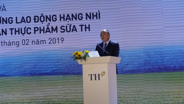   Thủ tướng Chính phủ Nguyễn Xuân Phúc chúc mừng công ty TH đã sản xuất thêm một sản phẩm mới.  