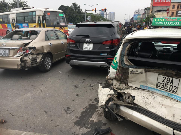 Nóng Hà Nội: 'Xe điên' đâm hàng loạt ô tô, xe máy trên phố Xã Đàn 3