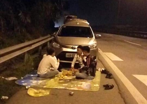   Nhóm thanh niên dừng xe ăn uống trên đường cao tốc ngày 16/2.  