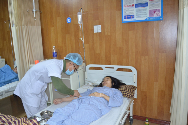   Bệnh nhân đang được điều trị sau phẫu thuật.  