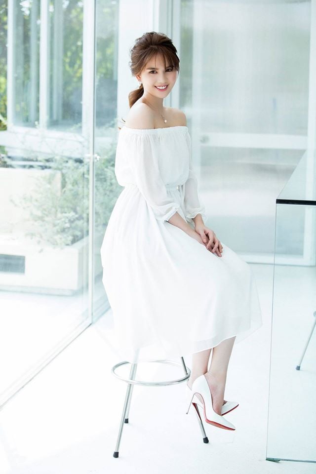 Top 10 mẫu váy phù dâu màu trắng đẹp xinh lung linh 2024 - Áo Dài NiNi