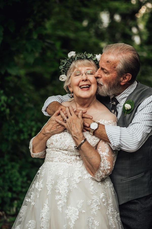 Bức ảnh cưới của cặp đôi 60 tuổi sẽ khiến bạn cảm thấy rực rỡ và yêu đời hơn bao giờ hết. Họ là minh chứng cho việc tình yêu không chỉ dành riêng cho người trẻ tuổi.