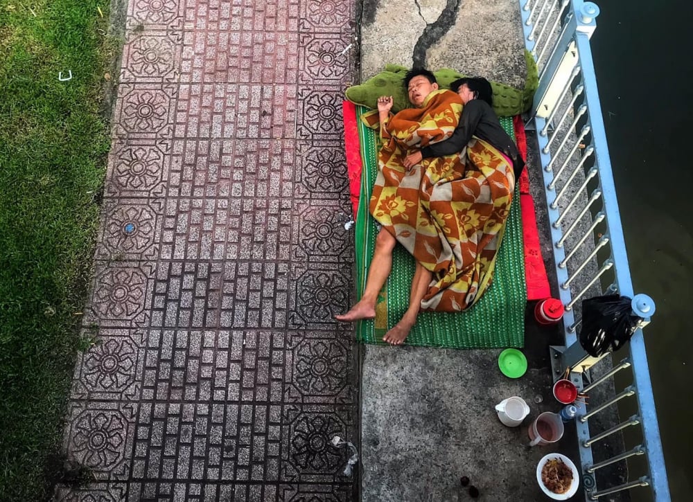 cap vo chong om nhau ngu duoi chan cau giadinhvietnam