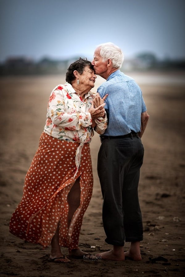 Cặp vợ chồng già: Khi tình yêu không chỉ là sự hứa hẹn của tuổi trẻ, đôi vợ chồng già này sẽ khiến bạn tin vào tình yêu đích thực và những khoảnh khắc ngọt ngào bên nhau.