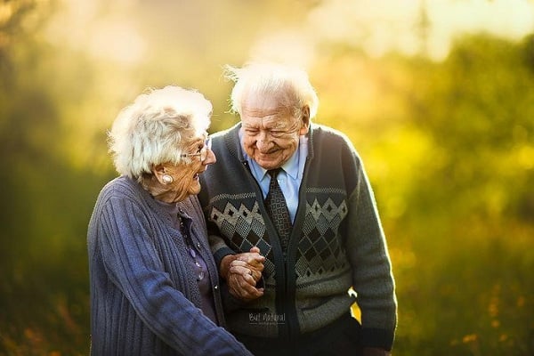 Bức ảnh cặp đôi về già nào đây quá đáng yêu luôn! Chỉ với cái nhìn đầy yêu thương và nụ cười, họ đã chứng tỏ rằng tình yêu không bao giờ có tuổi. Họ là minh chứng sống cho tình yêu bền vững và lâu dài.