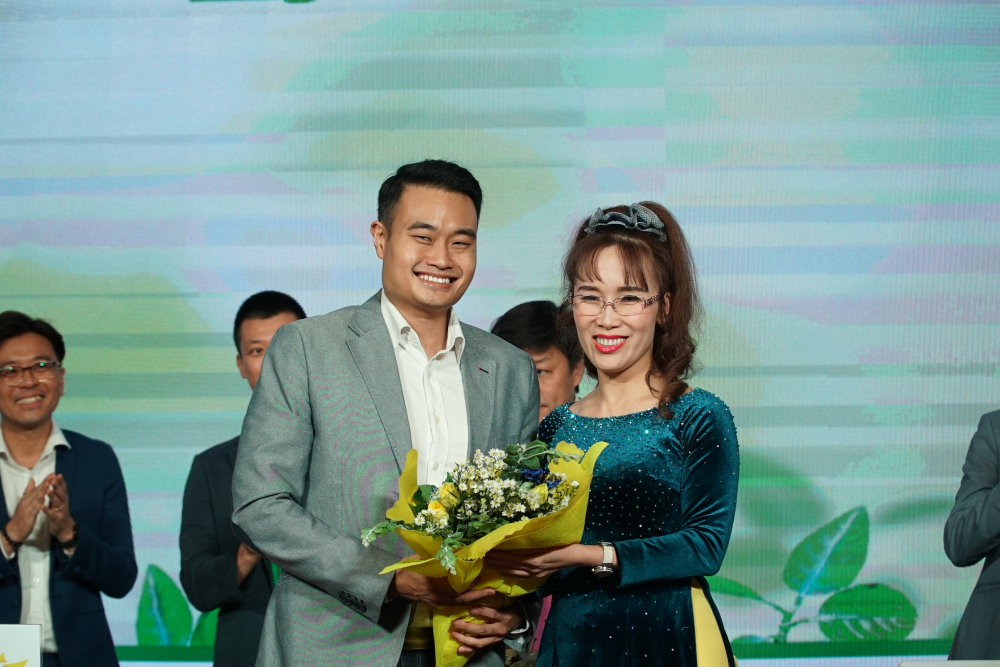 Ong Jerry Lim va Ba Nguyen Thi Phuong Thao (1)