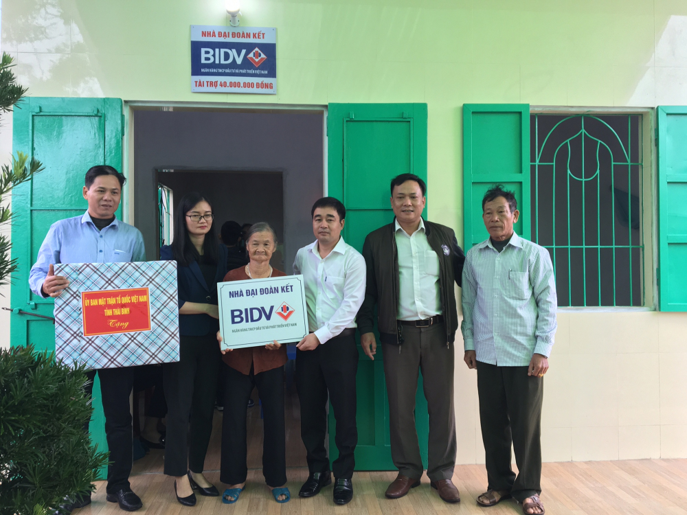 BIDV trao tang nha cu Phi Thi Gan huyen Thai Thuy