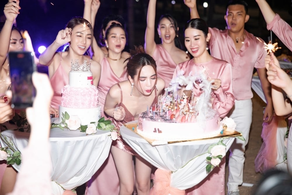 Ngọc Trinh diện váy mỏng manh trong tiệc sinh nhật sớm
