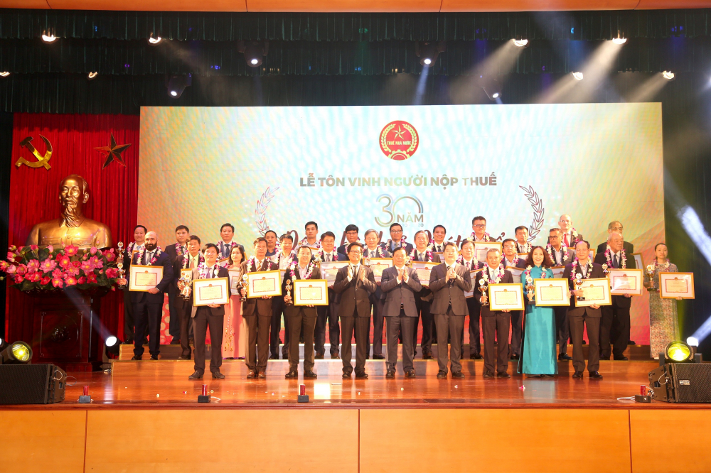 Doanh nghiep duoc vinh danh tai Le ton vinh Nguoi nop thue tieu bieu nam 2020 - Enterprises honored at Typical Taxpayer Honoring Ceremony 2020
