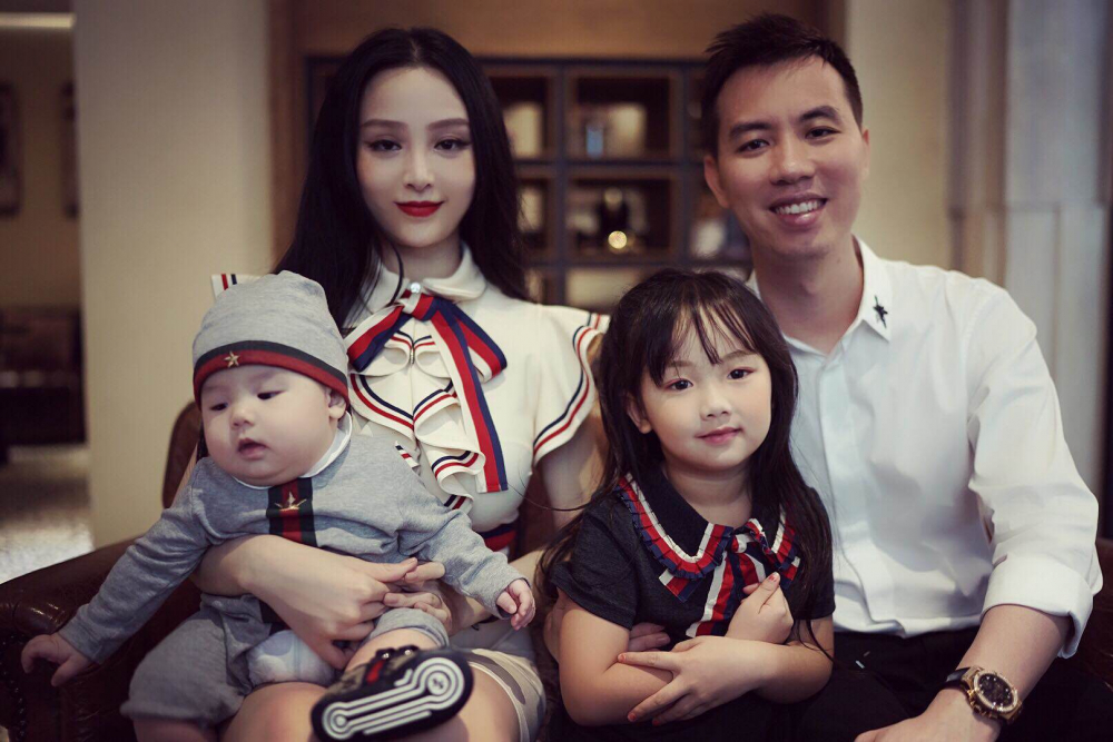 huyen-baby-tre-dep-nhu-gai-18-nhung-da-co-con-gai-5-tuoi-de-thuong-khong-kem-28061008_10213089362161450_6379961540211538569_o-1538972208-105-width1616height1079