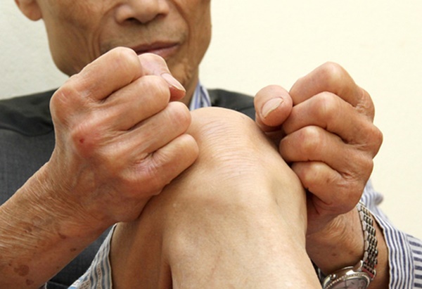 dau khop goi o nguoi gia 3