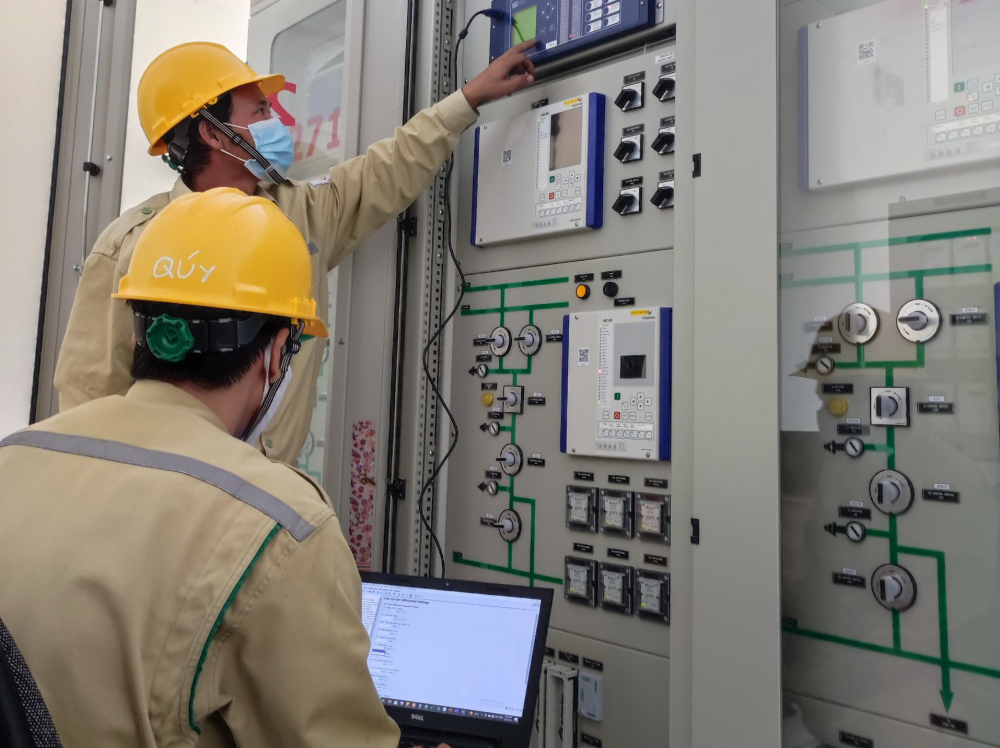 3-20211126081423934_thi cong lap dat role dinh vi su co tai TBA 220kV Phan Ri