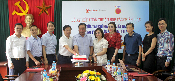 Ban biên tập Gia đình Việt Nam và lãnh đạo Công ty CP Synot Multi Media thực hiện nghi thức cắt bánh mừng sự hợp tác chiến lược của hai bên.