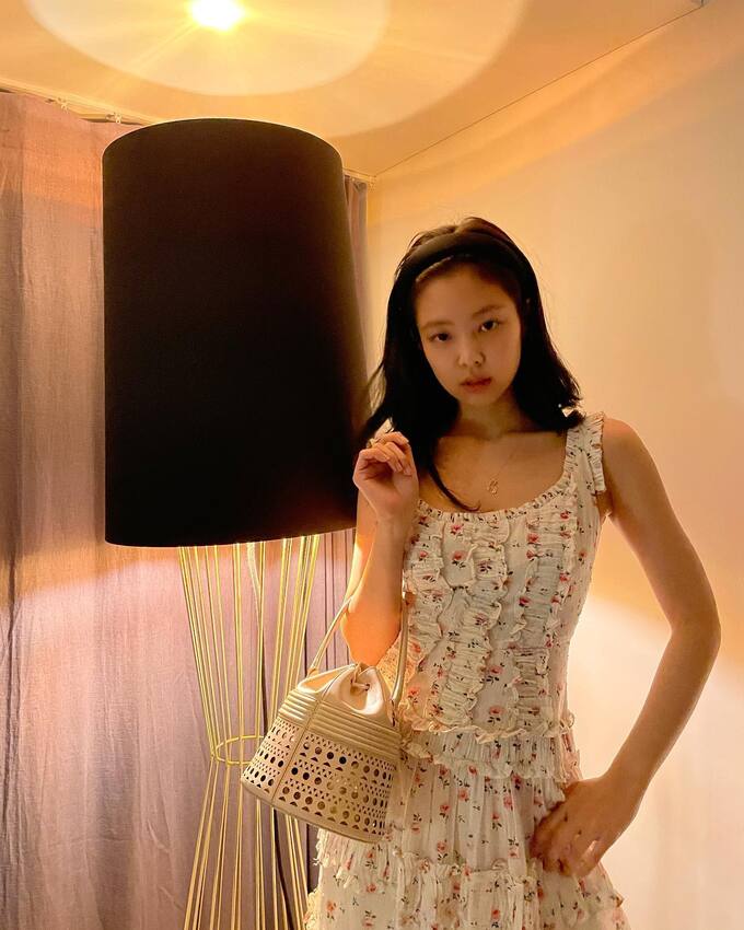 BLACKPINK Jin Jenny Jennie với váy váy bằng gỗ tai bất thường váy + áo  phông đen nguyên chất - Váy chân váy len | Tàu Tốc Hành | Giá Sỉ Lẻ Cạnh  Tranh