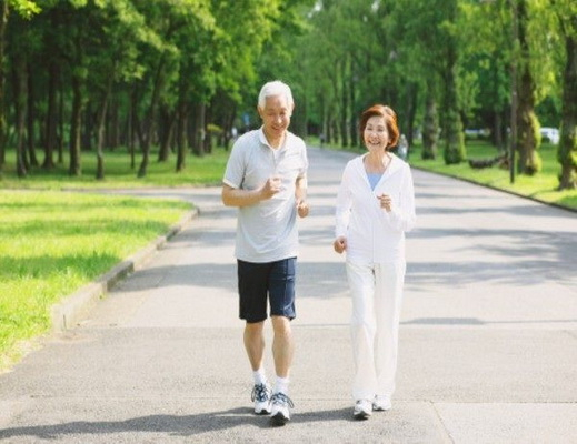 Người già trên 60 tuổi có nên đi bộ không, cần chú ý điều gì?