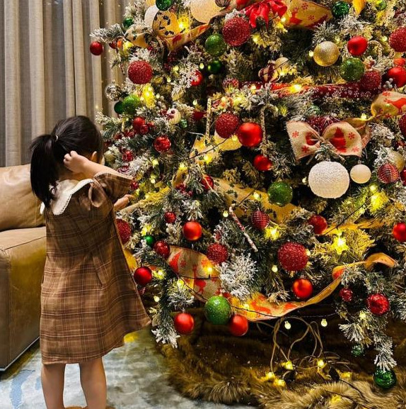 Sao Việt trang trí cây thông trước thềm Noel: Phạm Hương chơi trội, Cường Đô la dựng hẳn cây khổng l