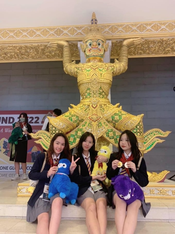 3 nữ sinh Hà Nội giành 9 Huy chương tại VCK World Scholar’s Cup 2022
