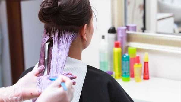 Từ trước đến nay, luôn có những câu chuyện đồn đại về việc nhuộm tóc có thể gây hại cho sức khỏe. Bức ảnh này sẽ giúp bạn tìm hiểu thực hư về các thông tin này, từ đó giúp bạn lựa chọn phương pháp nhuộm tóc an toàn và hiệu quả nhất cho mình.