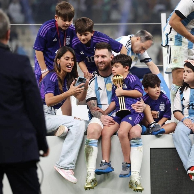 Khoảnh khắc “tan chảy” nhất World Cup: Messi ôm vợ, con và cúp vàng vào lòng