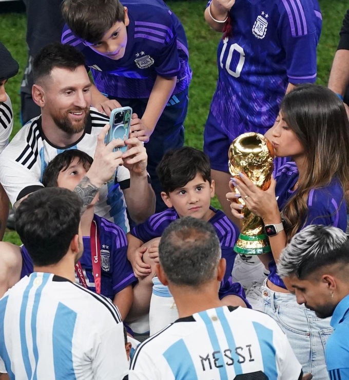Khoảnh khắc “tan chảy” nhất World Cup: Messi ôm vợ, con và cúp vàng vào lòng