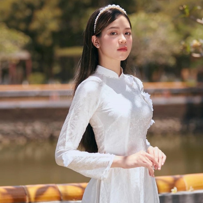 Nhan sắc đời thường trong veo của tân Hoa hậu Việt Nam