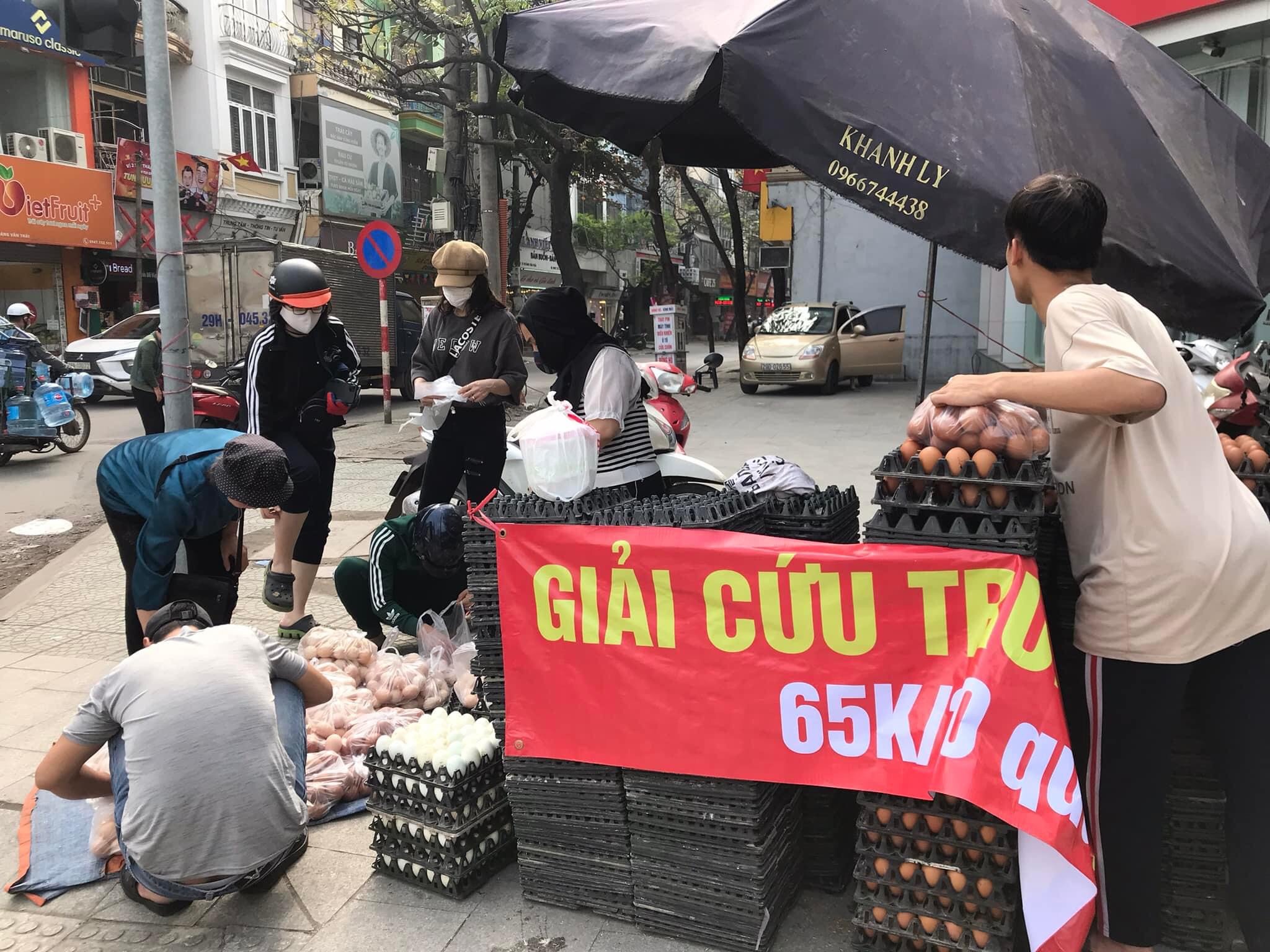 Rộ giải cứu trứng gà trên đường phố Hà Nội: Bảo quản trứng thế nào cho đúng cách?