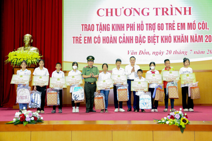 Công an tỉnh Quảng Ninh trao quà hỗ trợ 60 trẻ em mồ côi, có hoàn cảnh đặc biệt khó khăn tại Vân Đồn