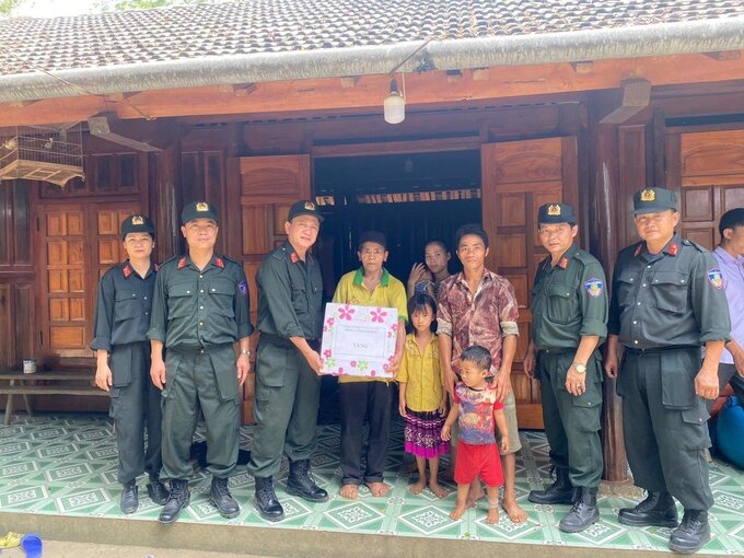 CSCĐ Tuyên Quang hành quân dã ngoại, giúp dân dựng nhà, làm đường