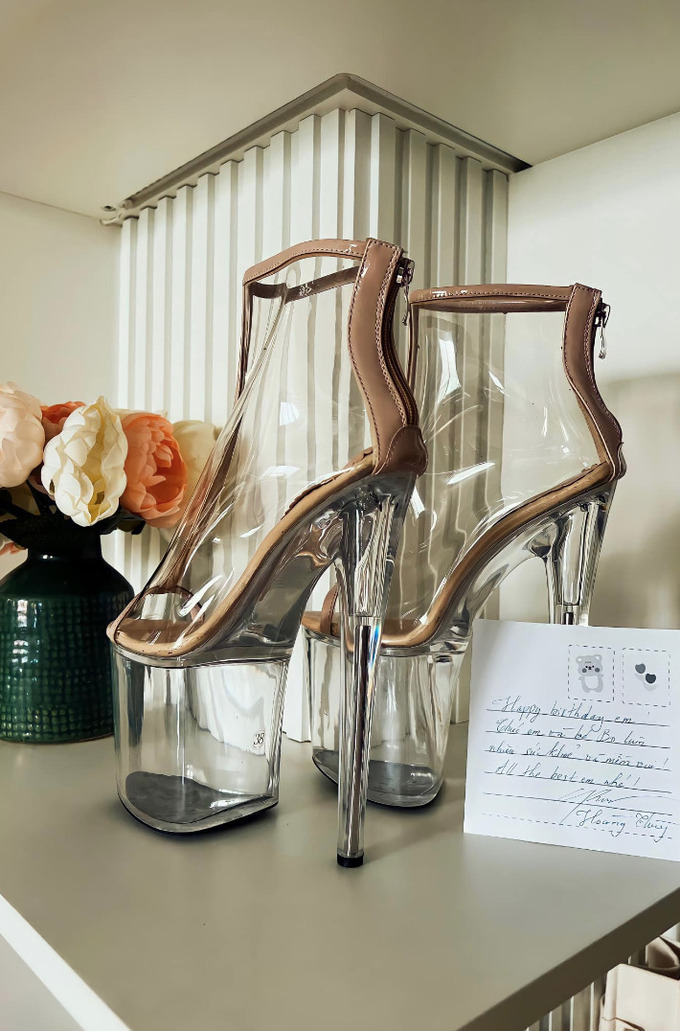 “Mục sở thị” những đôi giày giúp Hòa Minzy từ 1,55 m thành 1,8 m