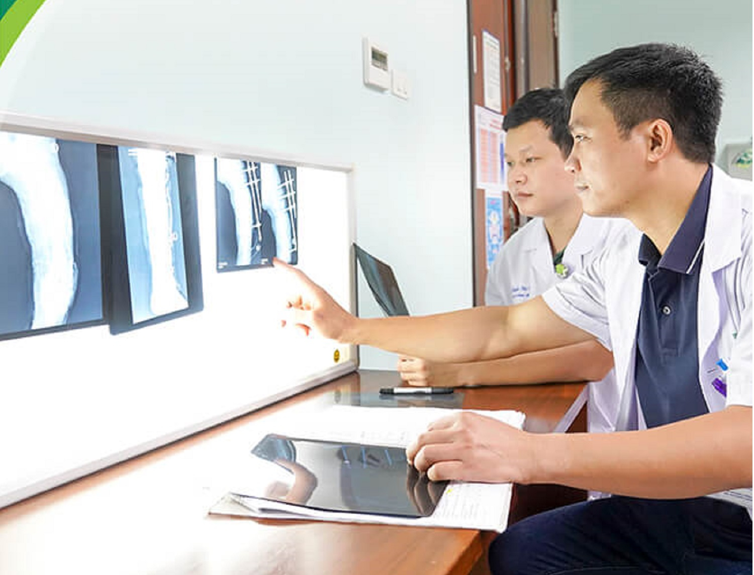 Bé gái 8 tuổi viêm xương, nguy cơ cắt chân sau tai nạn giao thông