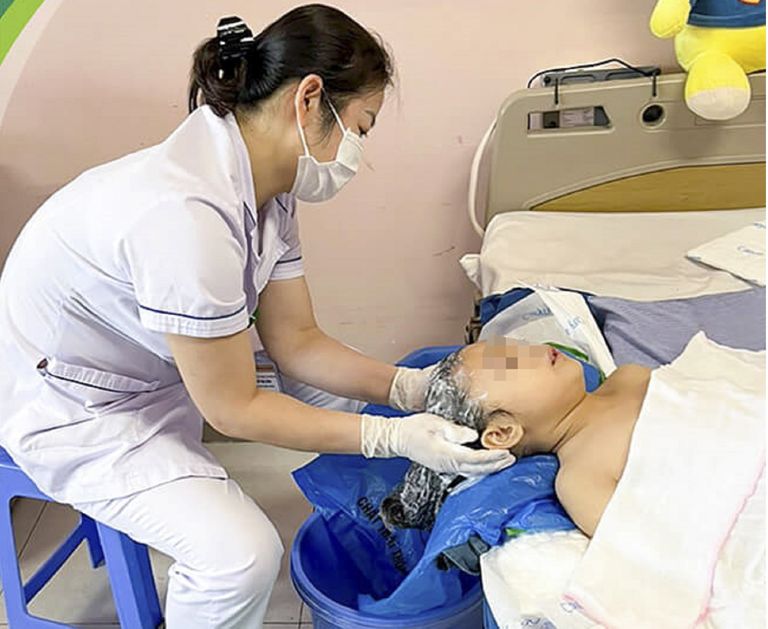 Bé gái 8 tuổi viêm xương, nguy cơ cắt chân sau tai nạn giao thông