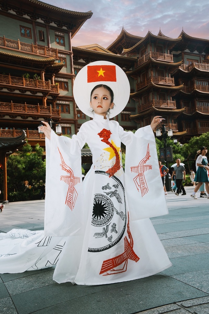 Á quân Miss Baby 2023 gây sốt với áo dài bản đồ Việt Nam